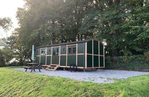 Tavistock Cabin | Luxury Shepherds Hut with Superb Views & Fire Pit & walking distance to a superb Gastro Pub