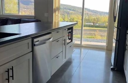 Mount Vernon Apartment | Luxury shome, views above Skagit Valley- EV charge