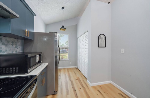 Vamo House | Luxury-Sietsa Key Beach Home Away from Home