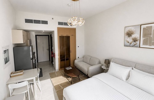 Al Barsha Apartment | Luxury Skyz Studio | Pool Gym Balcony Near Miracle Garden