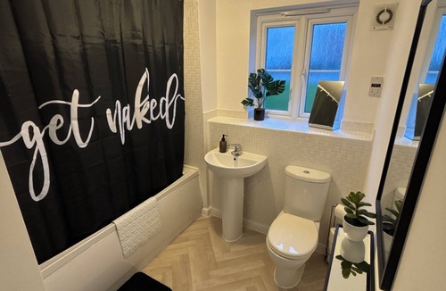 Solihull Apartment | Luxury Solihull 2-BR Apartment near BHX, NEC, Resorts World, BP Pulse & JLR