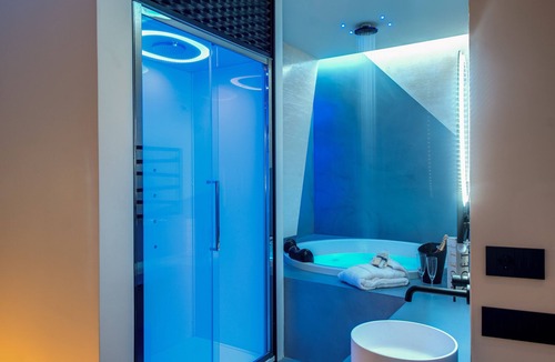Cinecitta House | LUXURY SPA APARTMENT (private Spa)