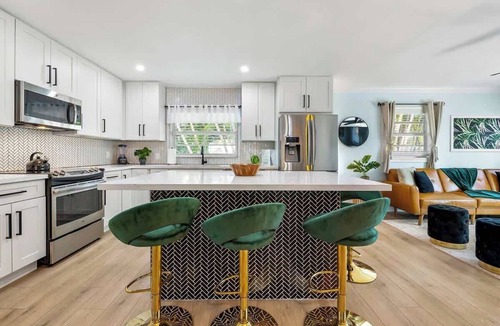 Dania Beach House | Luxury Spa/Golf Villa with Pool Table!