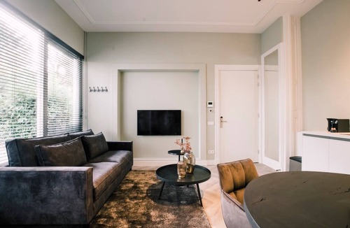 Centrum Apartment | Luxury space with fast WiFi, 40m² herringbone floors, and ensuite rain shower for 4.