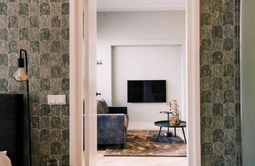 Centrum Apartment | Luxury space with fast WiFi, 40m² herringbone floors, and ensuite rain shower for 4.