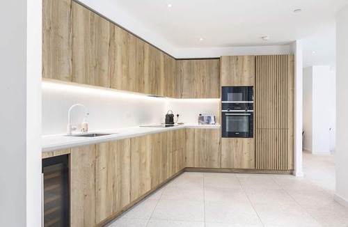 Stepney Green Apartment | Luxury Spacious Flat With Communal Gardens Parking