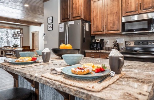 Island Park House | Luxury Spacious Lodge w/Dock, Hot Tub Firepit, 25 Mi to Yellowstone - Henry's Lake Hideaway