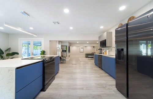 South Lake House | Luxury Spacious VILLA 10 min walk to beach