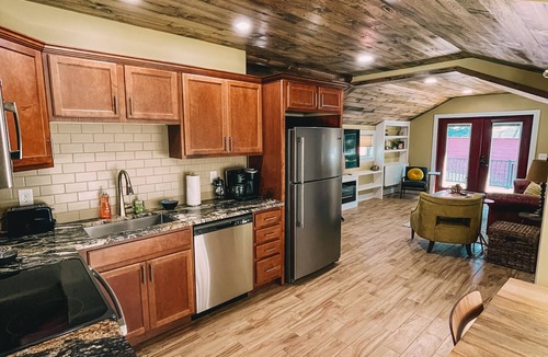 Saratoga Springs Apartment | Luxury Stay Steps from Downtown Saratoga Springs