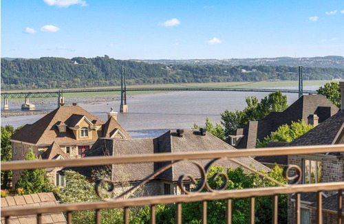 Boischatel House | Luxury Stay with Epic Views – Prime Location Near Old Quebec n Montmorency Falls