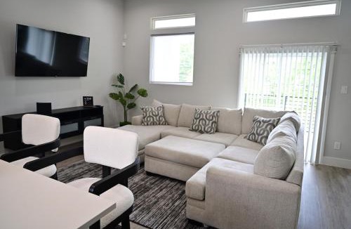South Central Houston Apartment | Luxury Stay with Rooftop City Skyline Views
