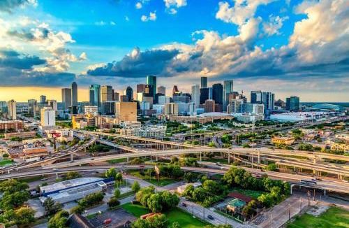 South Central Houston Apartment | Luxury Stay with Rooftop City Skyline Views