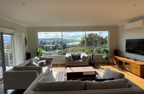 Gerringong House | Luxury stay with spectacular mountain and sea views. 6 min walk to beach