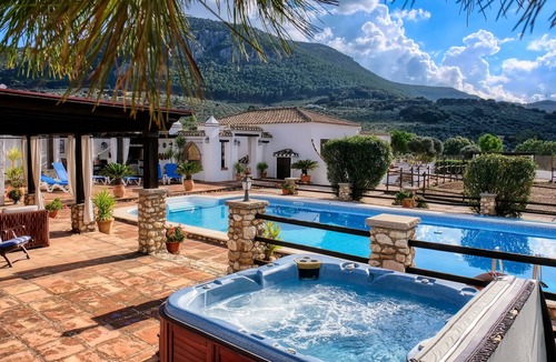 Villanueva del Trabuco Apartment | Luxury Studio, 2 pools, jacuzzi, WiFi, equestrian