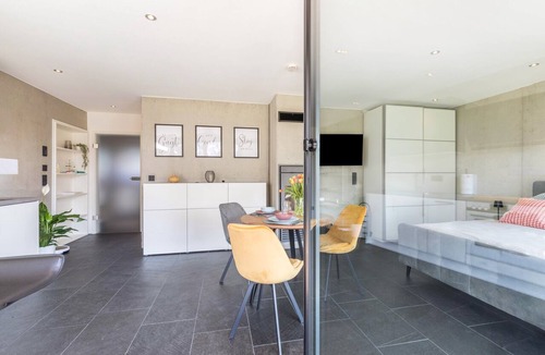 Gersthofen Apartment | Luxury Studio Apartment with Shared Pool, Wi-Fi and Air Conditioning