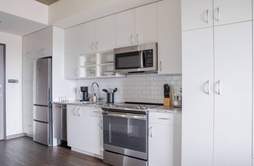 Lower East Side Apartment | Luxury Studio Apt Near Brady St with Balcony and Lake View