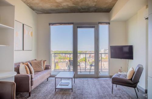 Lower East Side Apartment | Luxury Studio Apt Near Brady St with Balcony and City View