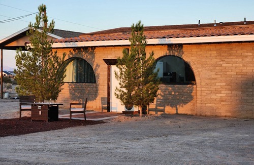 Mojave Desert House | Luxury Studio by Death Valley NP, Full Kitchen, Amenities