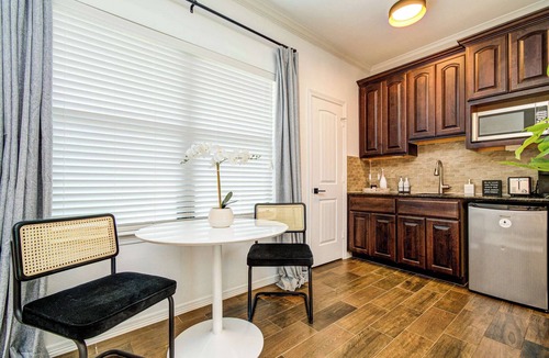 Greater Heights Apartment | Luxury Studio in Vibrant Houston Heights Retreat