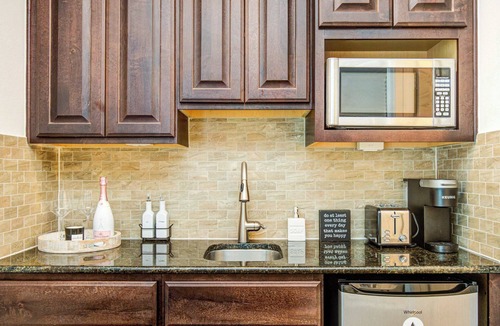 Greater Heights Apartment | Luxury Studio in Vibrant Houston Heights Retreat
