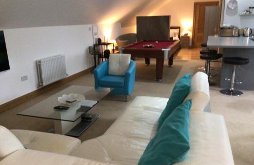 Frizington Apartment | Luxury Studio Loft with Car Charging Point