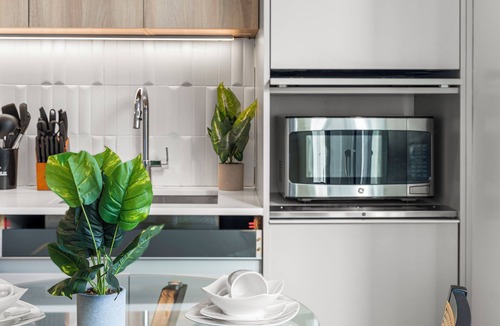 D Street - West Broadway Apartment | Luxury Studio Next to Broadway rm2a