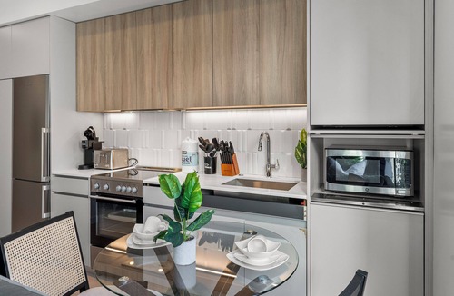 D Street - West Broadway Apartment | Luxury Studio Next to Broadway rm2a