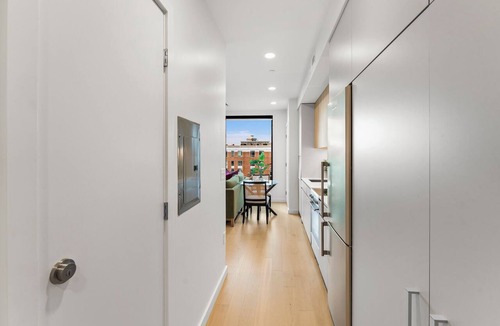 D Street - West Broadway Apartment | Luxury Studio Next to Broadway 8svt