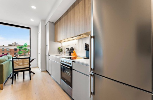 D Street - West Broadway Apartment | Luxury Studio Next to Broadway 8svt