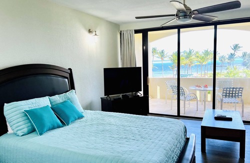 Estate Golden Rock Villa | Luxury Studio on the Beach with Pool and Hot Tub