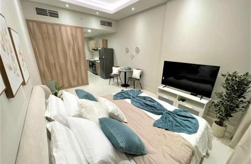 Dubai Sports City Apartment | Luxury Studio Pool & Gym Access in Dubai Sports City