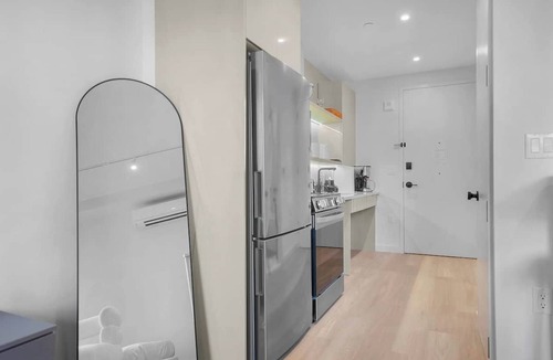 Greenpoint Apartment | Luxury Studio Retreat with Balcony in Greenpoint