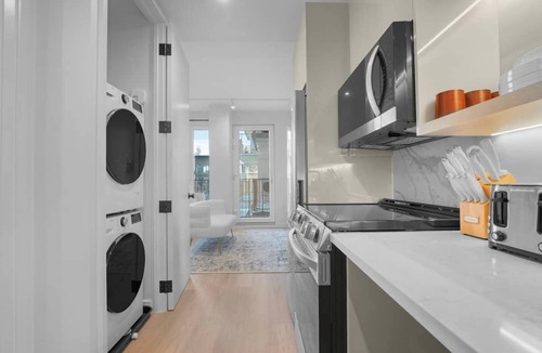 Greenpoint Apartment | Luxury Studio Retreat with Balcony in Greenpoint