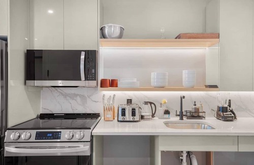 Greenpoint Apartment | Luxury Studio Retreat with Balcony in Greenpoint
