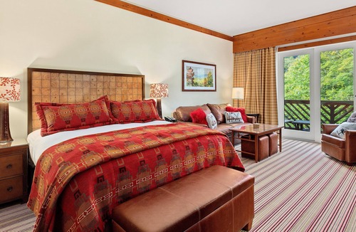 Stowe Area Condo | Luxury Studio Ski in -Ski out Mnt Mansfield Views, Mountain Golf Course Access