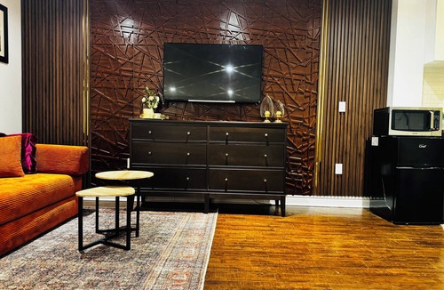 Fallingbrook House | Luxury Studio Suite in the heart of city with private entrance & free parking