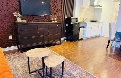 Fallingbrook House | Luxury Studio Suite in the heart of city with private entrance & free parking