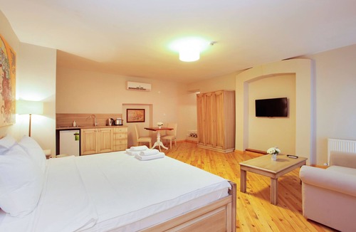 Galata House | Luxury Studio w Kitchenette and Balcony in Beyoglu