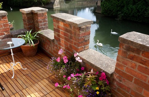 Oxford City Centre Apartment | Luxury Studio with balcony over the River Thames in historic centre of Oxford