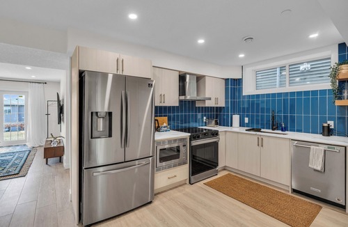 Calgary Apartment | Luxury Suite: King Bed, Workspace, Huge Lawn & Epic Sunset