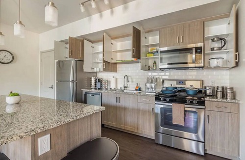 Camarillo Apartment | Luxury Suite King Bed 👑 Wi-Fi Pool Gym ✦ 55" Smart TVs 📺 Full Kitchen