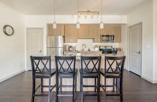 Camarillo Apartment | Luxury Suite King Bed 👑 Wi-Fi Pool Gym ✦ 55" Smart TVs 📺 Full Kitchen