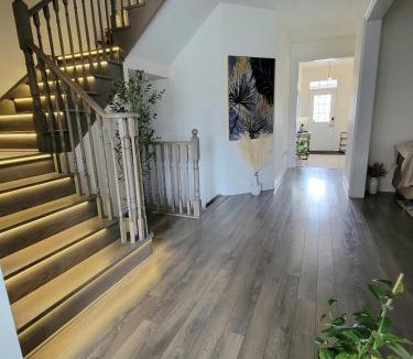 Niagara Falls House | Luxury Suite - Master Bedroom