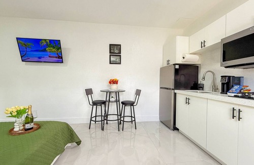 Miramar Apartment | Luxury Suite Studio with Kitchen & Spa Shower