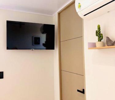 Chigorodo Apartment | Luxury suite with balcony and air conditioning