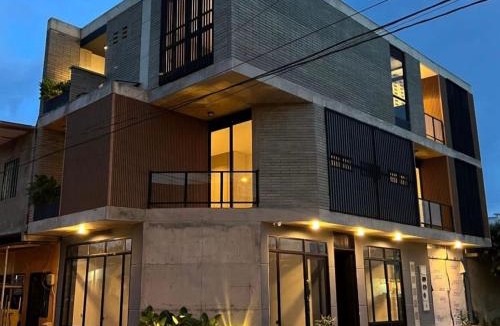 Chigorodo Apartment | Luxury suite with balcony and air conditioning