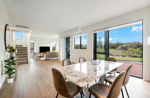 Devonport Apartment | Luxury Sun Soaked Devonport Waterfront 4BR Home