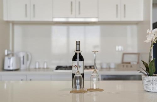 St. Leonards Apartment | Luxury Sydney Skyline Apartment with Secure Parking, Harbour Bridge Views in St Leonards Near CBD