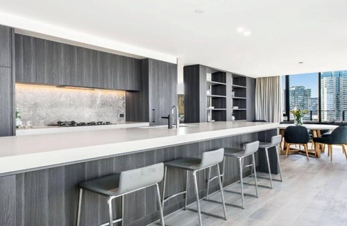 South Melbourne Apartment | Luxury Three Bedroom Penthouse with Bay and City View