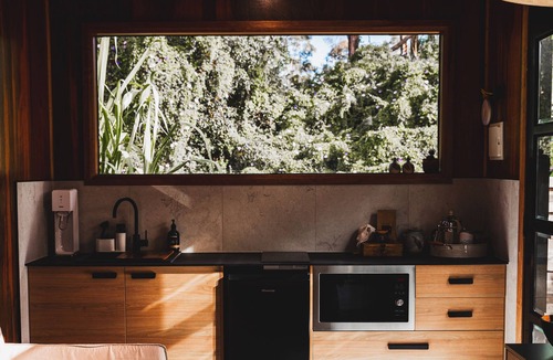Cardiff South Bed & Breakfast | Luxury Tiny home, Outdoor bath, Infrared Sauna, Fire pit